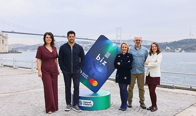 Burak &Ouml;z&ccedil;ivit, Prof. Dr. Sinan Canan ve A&ccedil;elya Akkoyun, Hayat Finans&rsquo;ın &lsquo;yeni nesil aile kartı&rsquo; i&ccedil;in aynı sahnedeydi