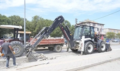 Burhaniye Belediyesi Sahada &Ccedil;alışmalarını S&uuml;rd&uuml;r&uuml;yor