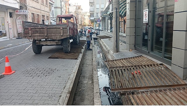 Burhaniye&rsquo;de menfez ve mazgal temizlikleri başladı