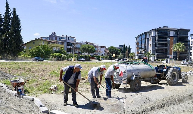 Burhaniye&rsquo;de Park ve Yeşil Alanlarda &Ccedil;alışmalar Kesintisiz S&uuml;r&uuml;yor