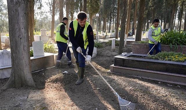 Burhaniye&rsquo;de Ramazan Bayramı &Ouml;ncesi Mezarlıklarda Kapsamlı Temizlik