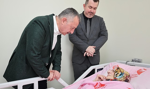 B&uuml;y&uuml;kakın, Anneler G&uuml;n&uuml;'nde şehit ailesi ve huzurevine gitti