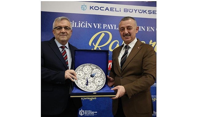 B&uuml;y&uuml;kakın, Fransa d&ouml;n&uuml;ş&uuml;  sağlık &ccedil;alışanlarıyla iftar yaptı