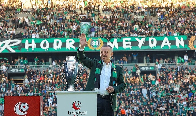 B&uuml;y&uuml;kakın, hem Kocaelispor'u, hem de taraftarı kutladı