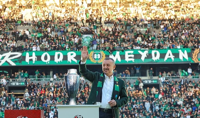 B&uuml;y&uuml;kakın, Kocaelispor&rsquo;un 60. yılını kutladı