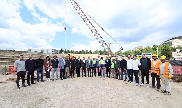 B&uuml;y&uuml;kakın, KO&Uuml; Camii ve Otopark inşaatını inceledi