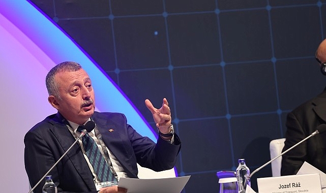 B&uuml;y&uuml;kakın, K&uuml;resel Ulaştırma Koridorları Forumu'na katıldı; "Şehirleri biz y&ouml;netmezsek lojistik bizi y&ouml;netir"