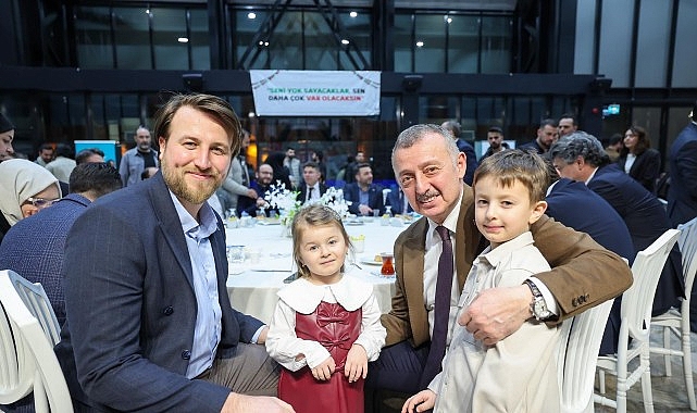 B&uuml;y&uuml;kakın, T&Uuml;GVA iftarında gen&ccedil;lerle bir araya geldi