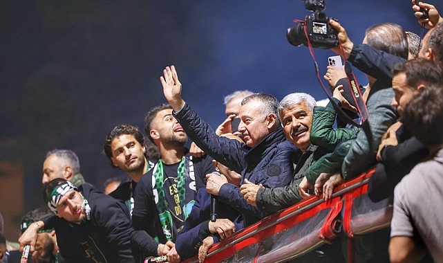 B&uuml;y&uuml;kakın&rsquo;a taraftardan b&uuml;y&uuml;k sevgi g&ouml;sterisi
