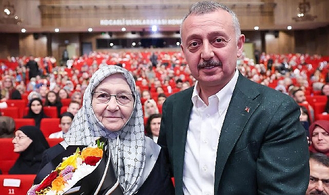 B&uuml;y&uuml;kakın'dan annesine &ccedil;i&ccedil;ekli kutlama
