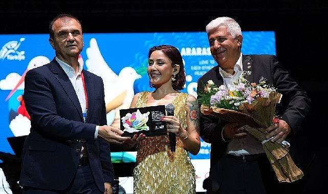 B&uuml;y&uuml;k&ccedil;ekmece'deki Melek Mosso Konserinde İzdiham Yaşandı
