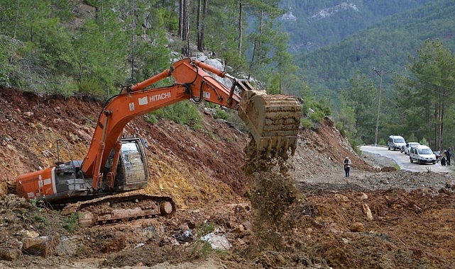 B&uuml;y&uuml;kşehir Alanya'da yolları a&ccedil;ık tutmak i&ccedil;in gece g&uuml;nd&uuml;z &ccedil;alışıyor