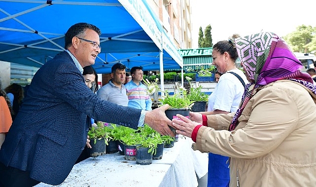 B&uuml;y&uuml;kşehir Anneler G&uuml;n&uuml;&rsquo;nde &ccedil;i&ccedil;ek dağıttı