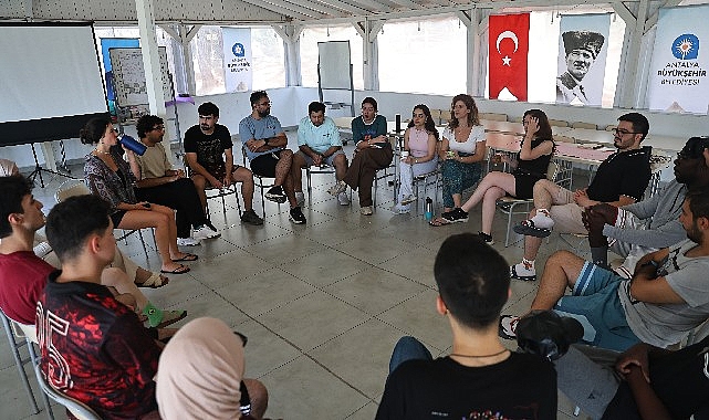 B&uuml;y&uuml;kşehir Belediyesi Doğu-Batı Kampı ile gen&ccedil;leri buluşturdu