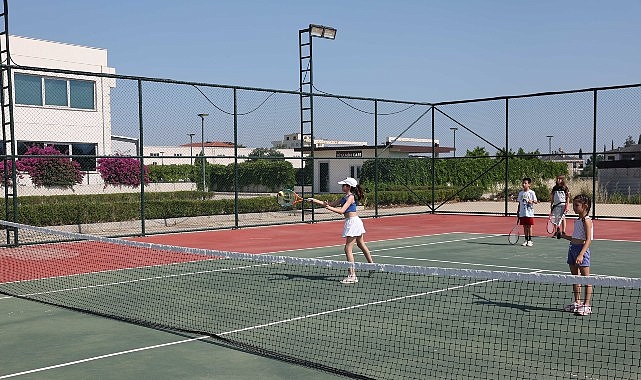 B&uuml;y&uuml;kşehir Belediyesi D&ouml;şemealtı&rsquo;nda yeni tenis kursu a&ccedil;tı