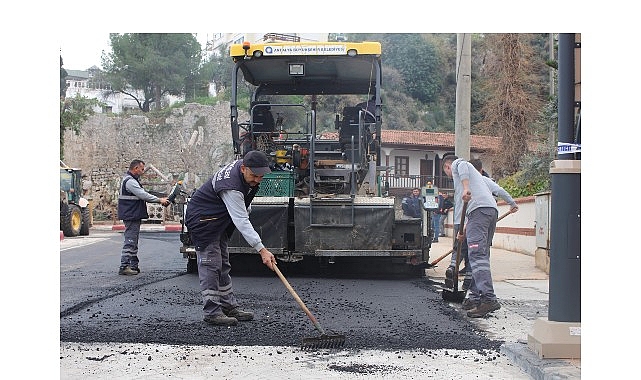 B&uuml;y&uuml;kşehir Belediyesi&rsquo;nden Finike&rsquo;ye asfalt desteği