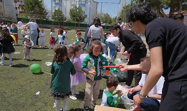 B&uuml;y&uuml;kşehir Gen&ccedil;lik Meclisi &Ccedil;ocukların 23 Nisan Coşkusunu Paylaştı