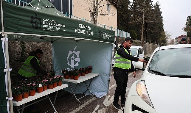 B&uuml;y&uuml;kşehir, kabirler i&ccedil;in on binlerce &ccedil;i&ccedil;ek dağıttı
