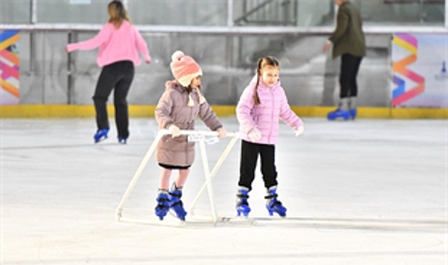 B&uuml;y&uuml;kşehir K&uuml;lt&uuml;rpark ve Bostanlı&rsquo;da buz pisti kuruyor