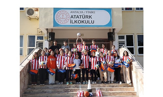 B&uuml;y&uuml;kşehir&rsquo;den geleceğin sporcularına malzeme desteği