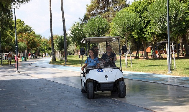 B&uuml;y&uuml;kşehir&rsquo;den Konyaaltı Sahili&rsquo;nde temizlik seferberliği