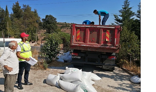 B&uuml;y&uuml;kşehir'den &uuml;reticiye tavuk yemi ve ekipman desteği