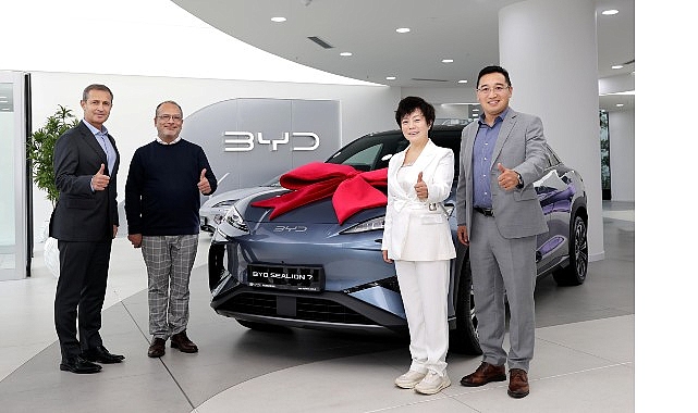 BYD Başkan Yardımcısı Stella Li, T&uuml;rkiye&rsquo;de İlk SEALION 7 Teslimatını Ger&ccedil;ekleştirdi