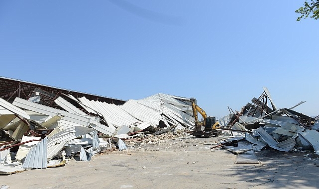 &Ccedil;alı&rsquo;da 2 bin 300 metrekarelik ka&ccedil;ak depo yıkıldı