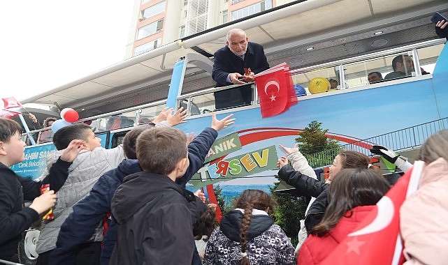 Canik Belediye Başkanı İbrahim Sandık&ccedil;ı, &ccedil;ocukların bayram sevincine ortak oldu.