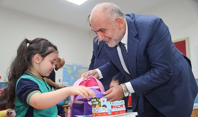 Canik Belediyesi Okula Başlayan T&uuml;m &Ouml;ğrencilerin &Ccedil;anta ve Kırtasiye Setlerini Teslim Etti