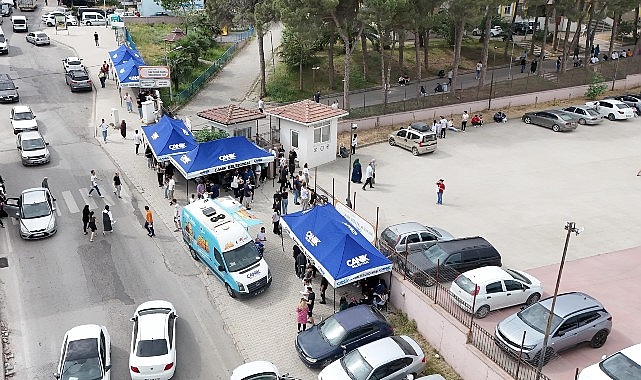 Canik Belediyesi YKS'ye giren &ouml;ğrencilere ve ailelere ikramlarda bulundu.