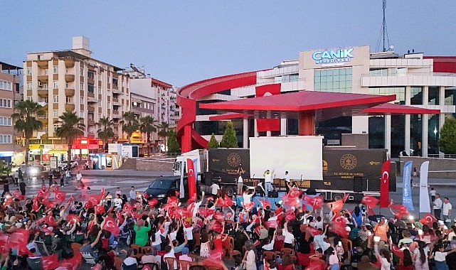 Canik Belediyesi&rsquo;nin A&ccedil;ık Hava Konser ve Sinema Gecesi coşku dolu anlara sahne oldu.