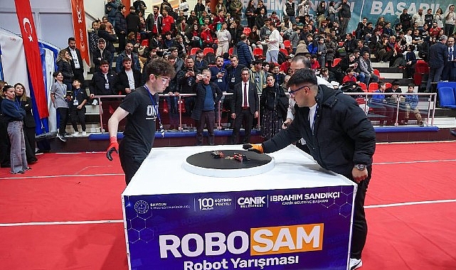 Canik'te Gen&ccedil; Mucitler Robotlarıyla Sahneye &Ccedil;ıkıyor