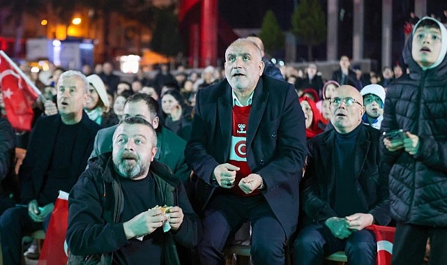 Canik'te Trib&uuml;n Ruhu Meydana Taşındı: Dev Ekranla Milli Ma&ccedil; Coşkusu Yaşandı