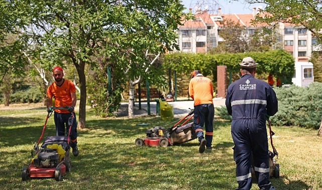 &Ccedil;ankaya Parklarında &Ccedil;imler Bi&ccedil;iliyor, Otlar Temizleniyor
