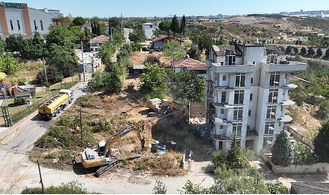 &Ccedil;ayırova'da riskli yapıların yıkımına başlandı