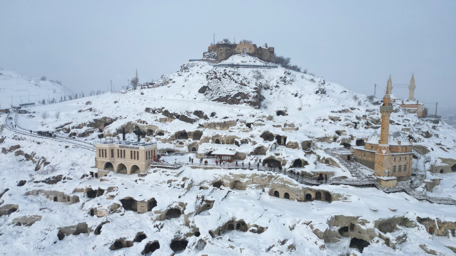 Kar Altında Tarih: Nevşehir Kayaşehir'in B&uuml;y&uuml;leyici Kış Manzarası!