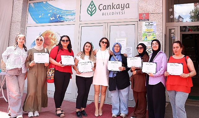 Cebeci &Ccedil;ankaya Evi&rsquo;nde Mezuniyet Sevinci: 180 Kursiyer Katılım Belgesi Aldı