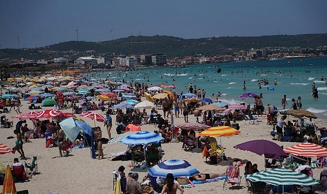 &Ccedil;eşme Belediyesi plajları bir kez daha Mavi Bayrak kazandı