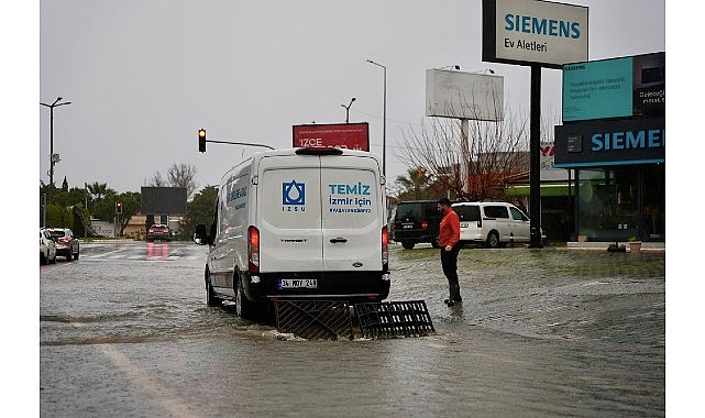 &Ccedil;eşme Belediyesi Yağmurla M&uuml;cadelede T&uuml;m Ekipleriyle Sahada