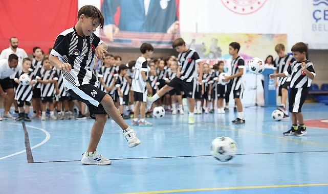 &Ccedil;eşme Belediyesi Yaz Spor Okulu&rsquo;nda sertifika coşkusu