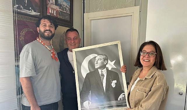&Ccedil;eşme Belediyesi&rsquo;nden Muhtarlar Haftasında anlamlı hediye: Atat&uuml;rk tablosu