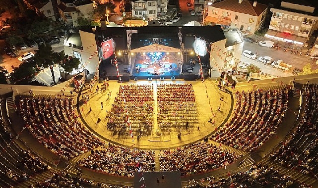 &Ccedil;eşme Festivali&rsquo;nde ilk g&uuml;n coşkusu