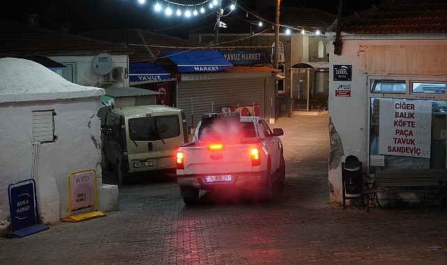 &Ccedil;eşme&rsquo;de yaz temizliği ve ila&ccedil;lama seferberliği: 24 saat kesintisiz hizmet