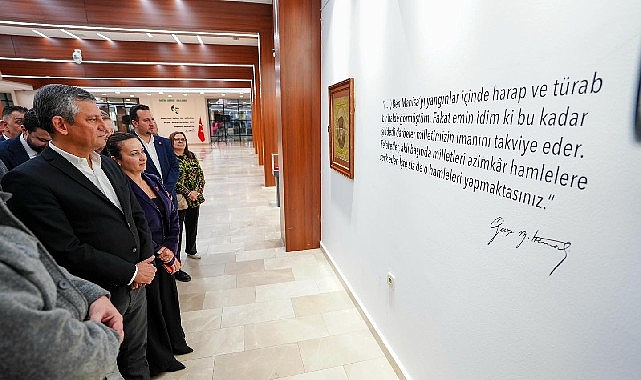 CHP Genel Başkanı &Ouml;zg&uuml;r &Ouml;zel &ldquo;Sarışın Bir Kurt&rdquo; Sergisini Gezdi