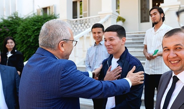 &Ccedil;ift Diploma Programı ile E&Uuml;&rsquo;ye gelen &Ouml;zbek &ouml;ğrenciler Rekt&ouml;r Prof. Dr. Budak&rsquo;ı ziyaret etti