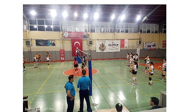 &Ccedil;iğli Belediyesi&rsquo;nin Voleybol Takımları Ligde Zirvede