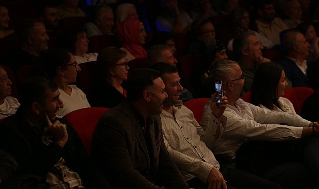 &ldquo;&Ccedil;iğli Komedi Akşamları&rdquo; &Ouml;ğretmenlere Neşeli Bir Gece Yaşattı