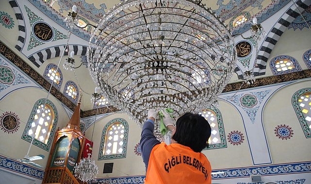 &Ccedil;iğli&rsquo;de Bayram &Ouml;ncesi Cami Ve Mezarlıklarda Kapsamlı Temizlik