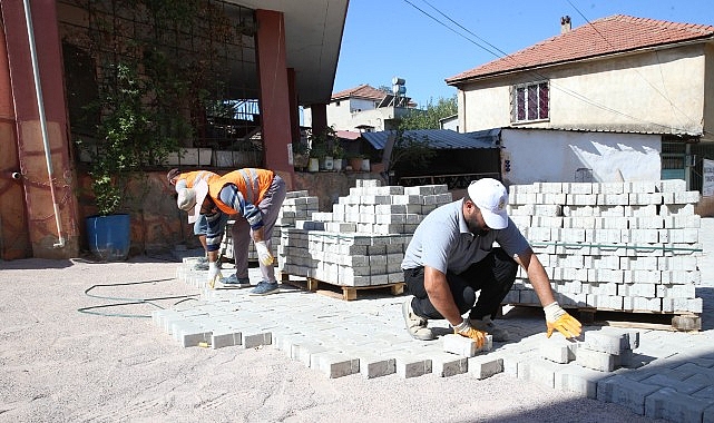 &Ccedil;iğli&rsquo;de yol ve park &ccedil;alışmaları hız kesmeden s&uuml;r&uuml;yor